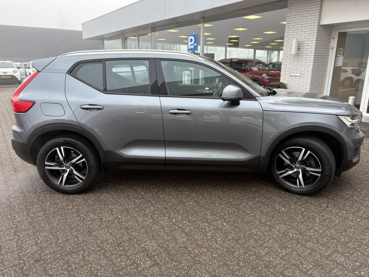 Volvo XC40 2.0 T4 Momentum | Trekhaak | Sensoren V/A | Stoelverw. |