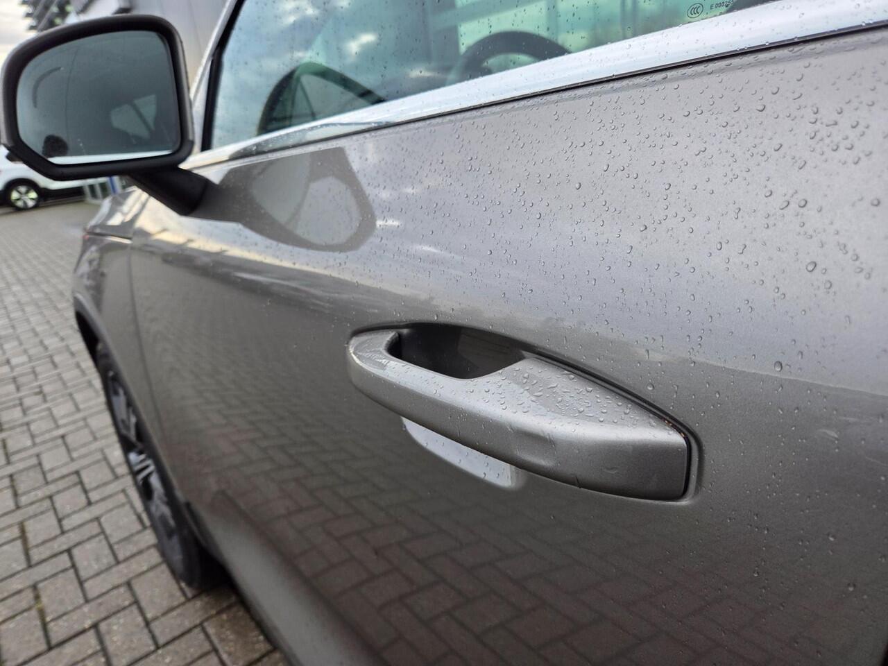 Volvo XC40 2.0 T4 Inscription | Harman Kardon Audio | Schuif-/Kanteldak | Keyless | Stoelverwarming | BLIS | Achteruitrijcamera | Lichtmetalen Velgen 19 inch | Parkeersensoren V+A |