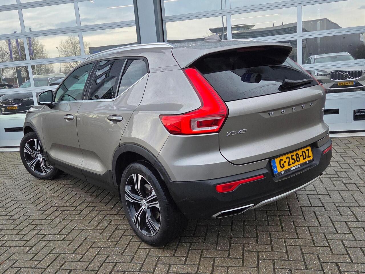 Volvo XC40 2.0 T4 Inscription | Harman Kardon Audio | Schuif-/Kanteldak | Keyless | Stoelverwarming | BLIS | Achteruitrijcamera | Lichtmetalen Velgen 19 inch | Parkeersensoren V+A |
