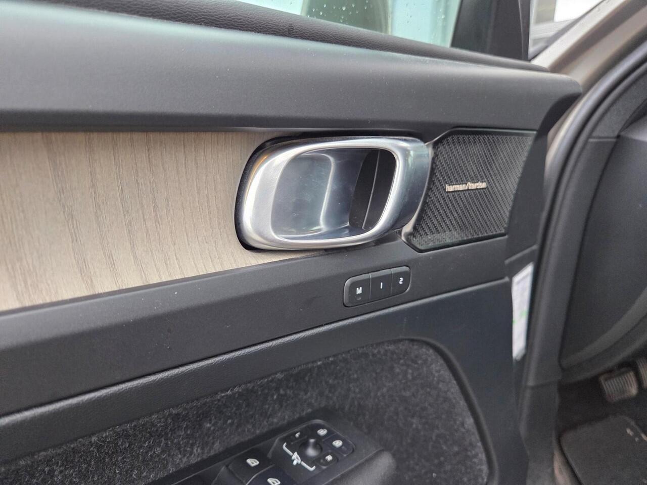 Volvo XC40 2.0 T4 Inscription | Harman Kardon Audio | Schuif-/Kanteldak | Keyless | Stoelverwarming | BLIS | Achteruitrijcamera | Lichtmetalen Velgen 19 inch | Parkeersensoren V+A |