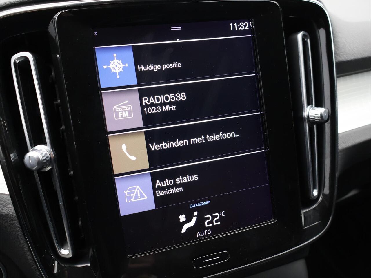 Volvo XC40 T3 163PK Automaat Momentum Pro / 19" / Extra Getint Glas / Camera / Park Assist V+A / Verwarmbare Voorruit / Elektrische Achterklep /