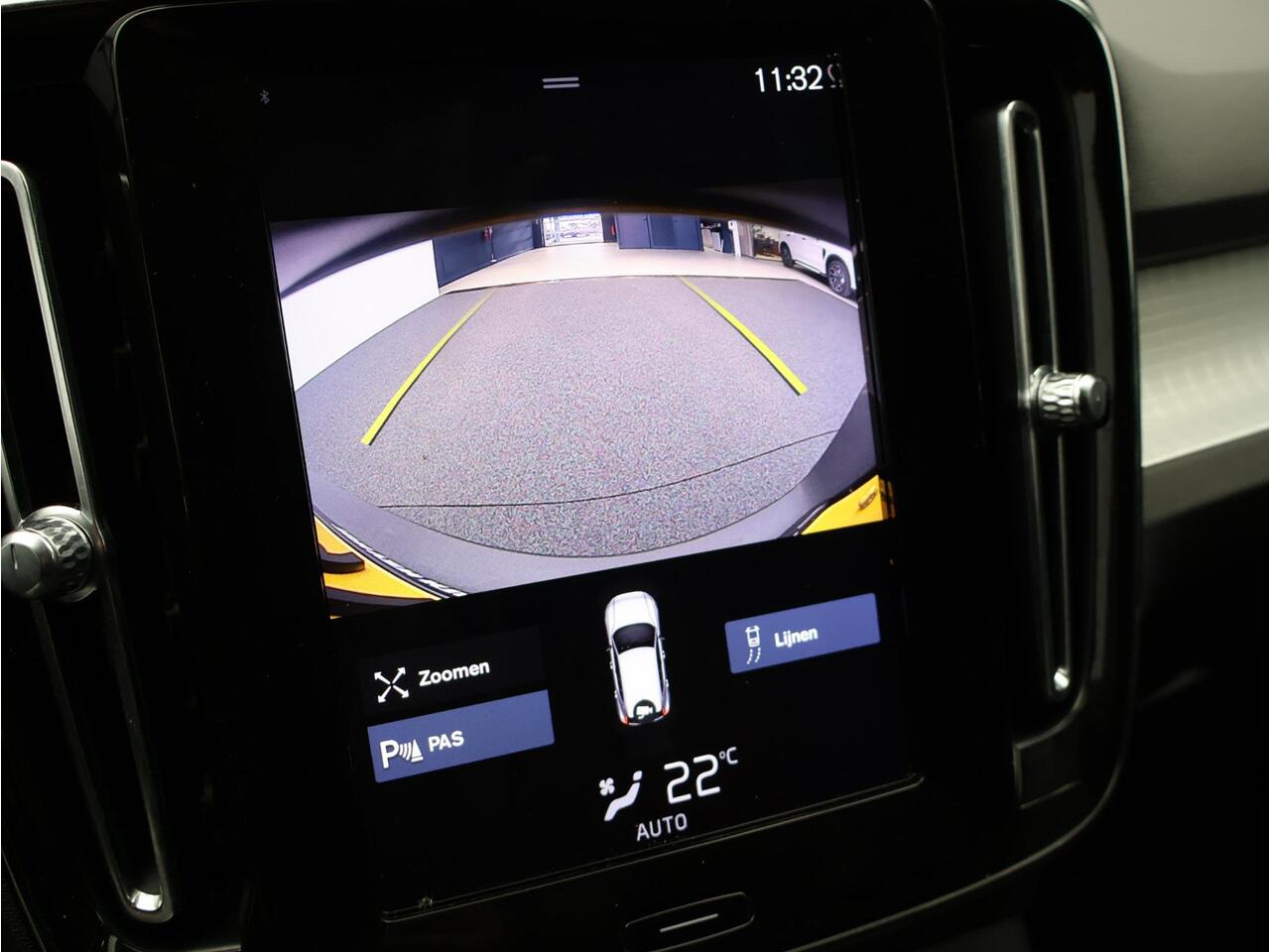 Volvo XC40 T3 163PK Automaat Momentum Pro / 19" / Extra Getint Glas / Camera / Park Assist V+A / Verwarmbare Voorruit / Elektrische Achterklep /