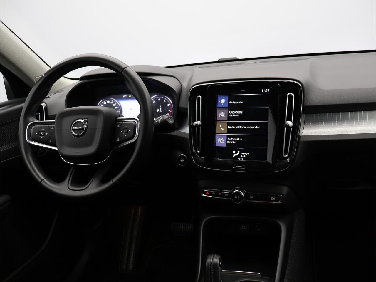 Volvo XC40 T3 163PK Automaat Momentum Pro / 19" / Extra Getint Glas / Camera / Park Assist V+A / Verwarmbare Voorruit / Elektrische Achterklep /