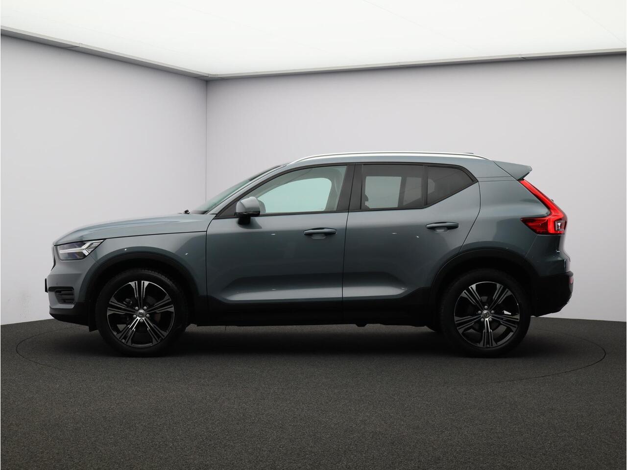 Volvo XC40 T3 163PK Automaat Momentum Pro / 19" / Extra Getint Glas / Camera / Park Assist V+A / Verwarmbare Voorruit / Elektrische Achterklep /