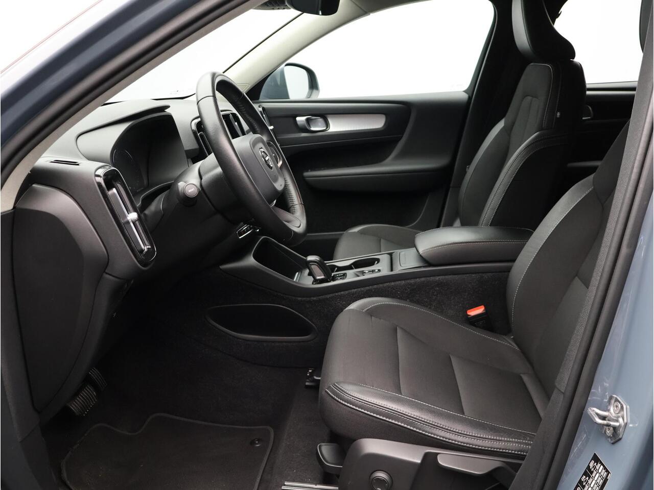 Volvo XC40 T3 163PK Automaat Momentum Pro / 19" / Extra Getint Glas / Camera / Park Assist V+A / Verwarmbare Voorruit / Elektrische Achterklep /