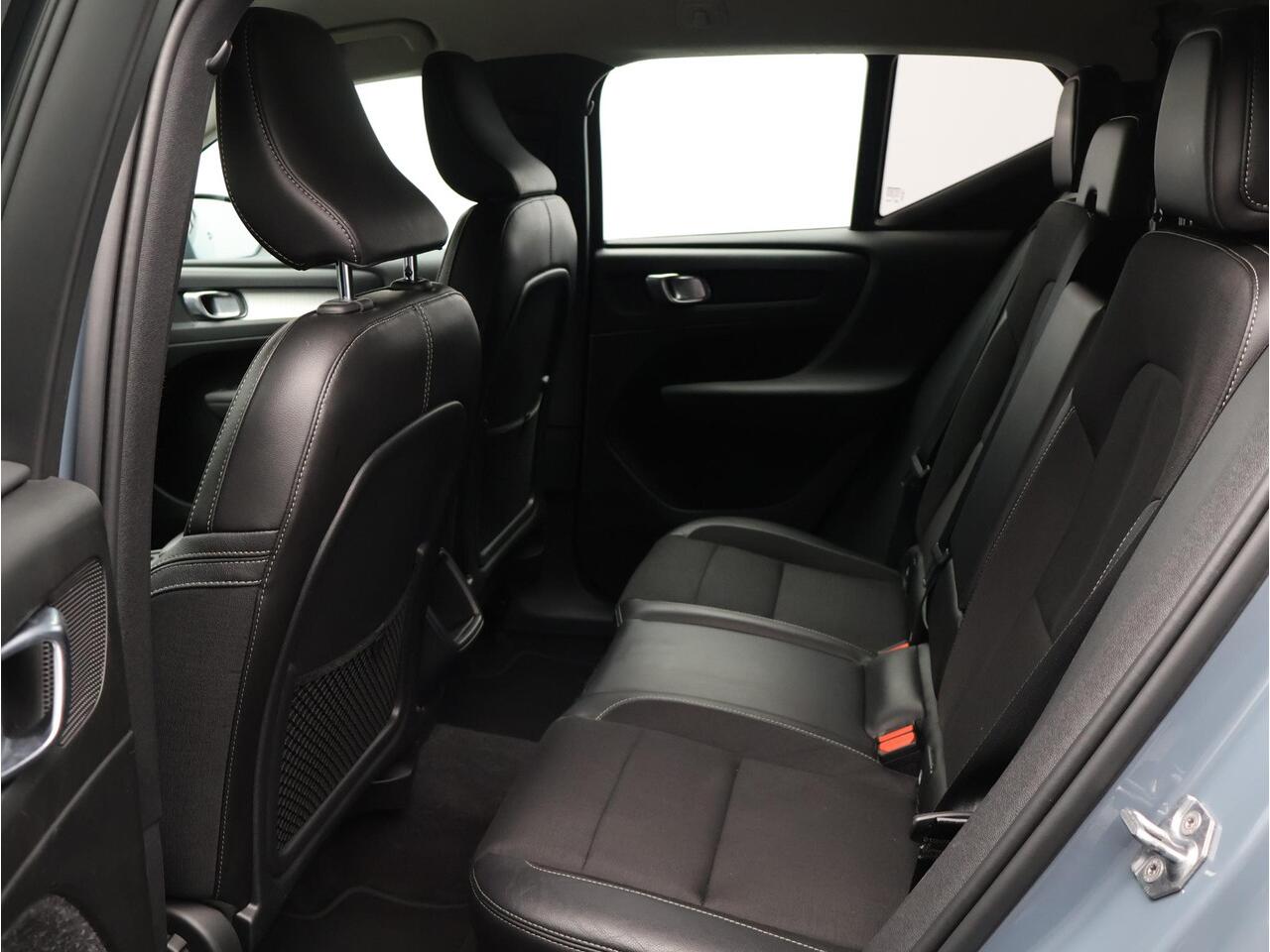 Volvo XC40 T3 163PK Automaat Momentum Pro / 19" / Extra Getint Glas / Camera / Park Assist V+A / Verwarmbare Voorruit / Elektrische Achterklep /