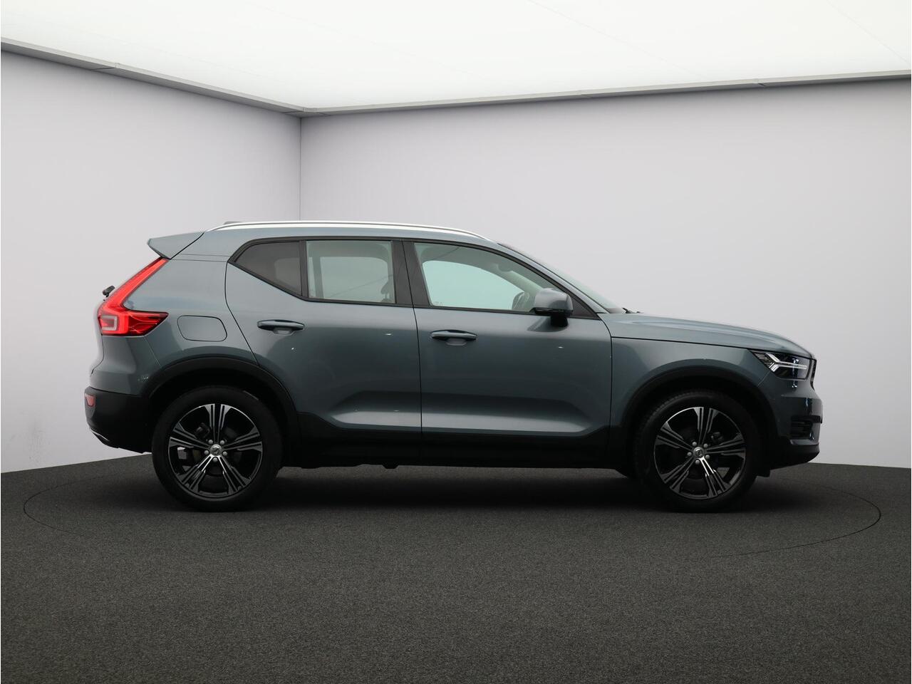 Volvo XC40 T3 163PK Automaat Momentum Pro / 19" / Extra Getint Glas / Camera / Park Assist V+A / Verwarmbare Voorruit / Elektrische Achterklep /