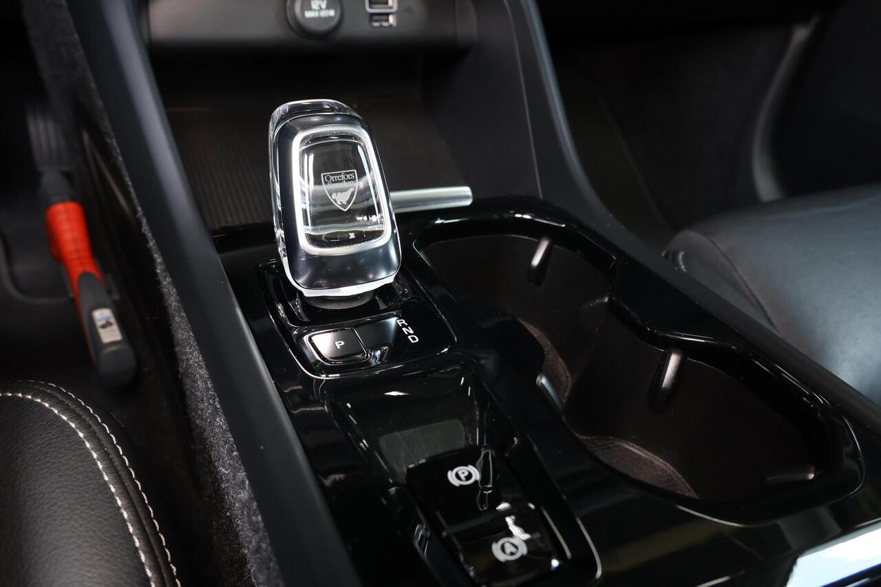 Volvo XC40 T5 AWD Inscription - Panoramisch schuif-/kanteldak - Parkeerverwarming - LED-koplampen - Navigatie - Leder - Elek. bedienbare voorstoelen - Verwarmbare voorstoelen - Verwarmbaar stuurwiel - Parkeersensoren v/a - Parkeercamera - Trekhaak