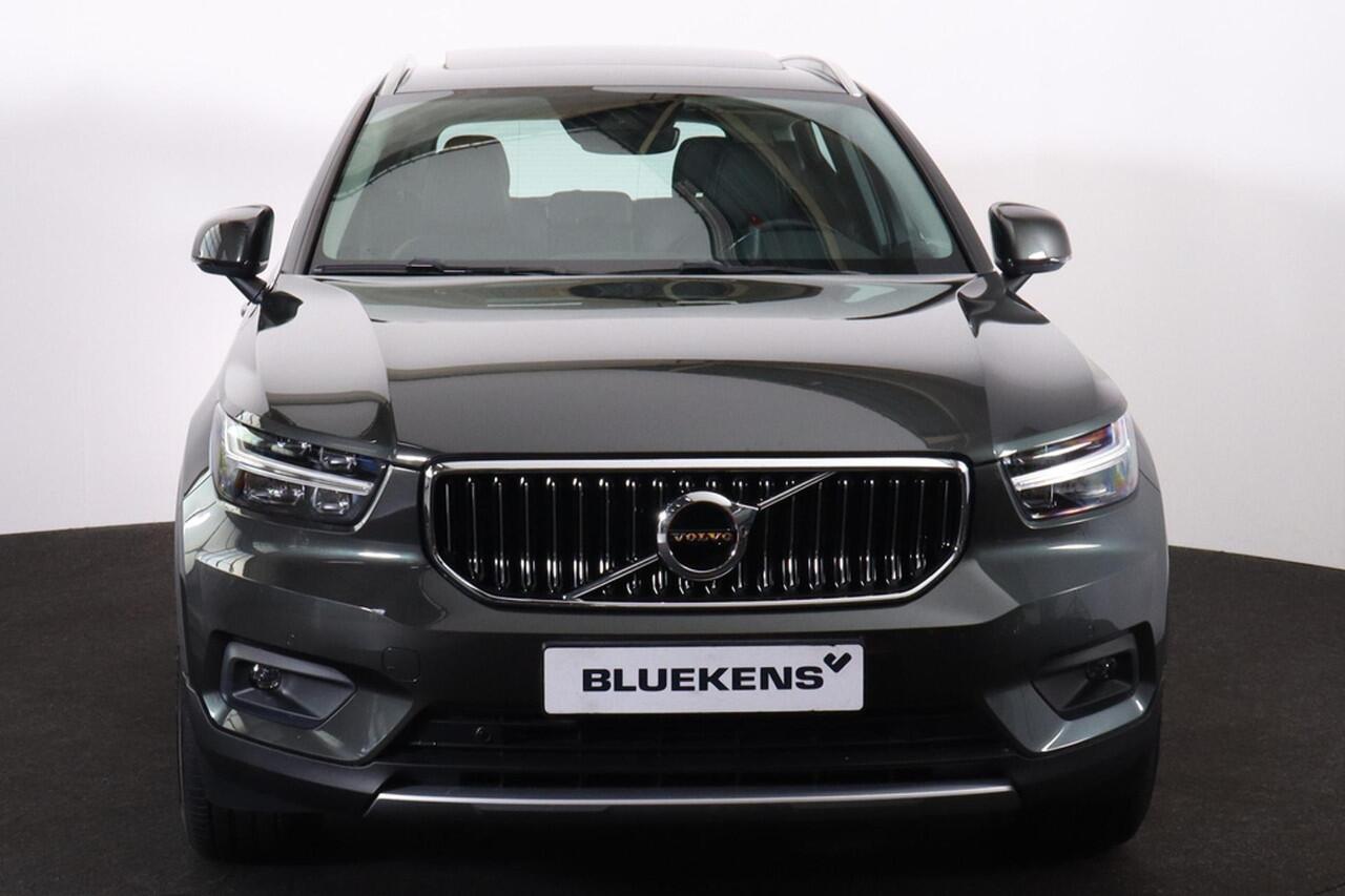 Volvo XC40 T5 AWD Inscription - Panoramisch schuif-/kanteldak - Parkeerverwarming - LED-koplampen - Navigatie - Leder - Elek. bedienbare voorstoelen - Verwarmbare voorstoelen - Verwarmbaar stuurwiel - Parkeersensoren v/a - Parkeercamera - Trekhaak
