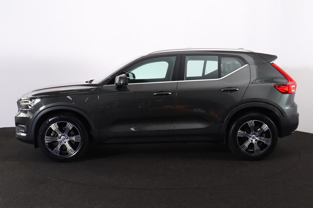 Volvo XC40 T5 AWD Inscription - Panoramisch schuif-/kanteldak - Parkeerverwarming - LED-koplampen - Navigatie - Leder - Elek. bedienbare voorstoelen - Verwarmbare voorstoelen - Verwarmbaar stuurwiel - Parkeersensoren v/a - Parkeercamera - Trekhaak