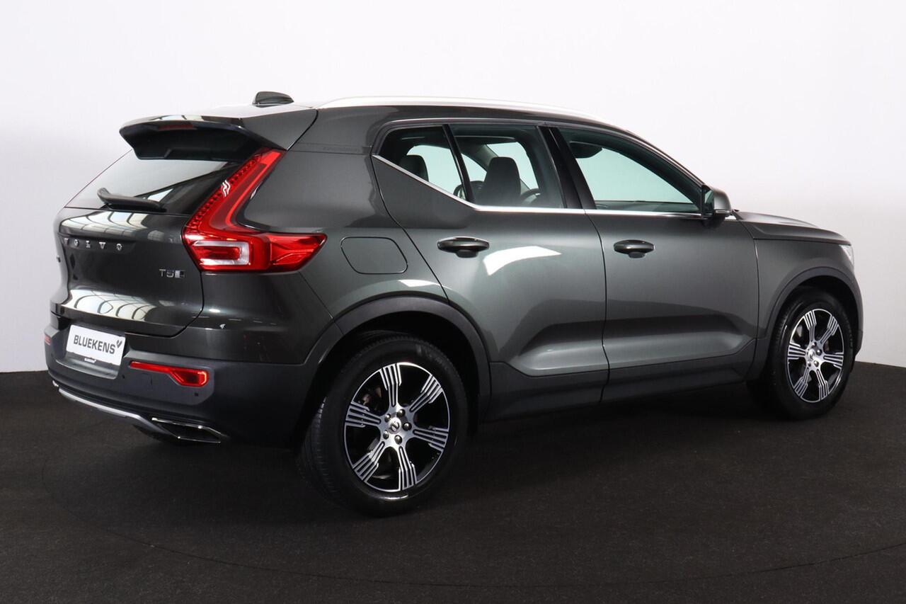Volvo XC40 T5 AWD Inscription - Panoramisch schuif-/kanteldak - Parkeerverwarming - LED-koplampen - Navigatie - Leder - Elek. bedienbare voorstoelen - Verwarmbare voorstoelen - Verwarmbaar stuurwiel - Parkeersensoren v/a - Parkeercamera - Trekhaak