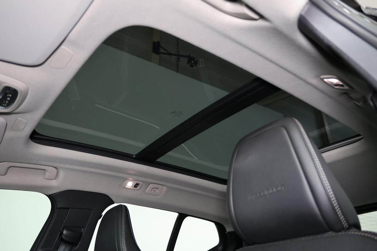 Volvo XC40 T5 AWD Inscription - Panoramisch schuif-/kanteldak - Parkeerverwarming - LED-koplampen - Navigatie - Leder - Elek. bedienbare voorstoelen - Verwarmbare voorstoelen - Verwarmbaar stuurwiel - Parkeersensoren v/a - Parkeercamera - Trekhaak