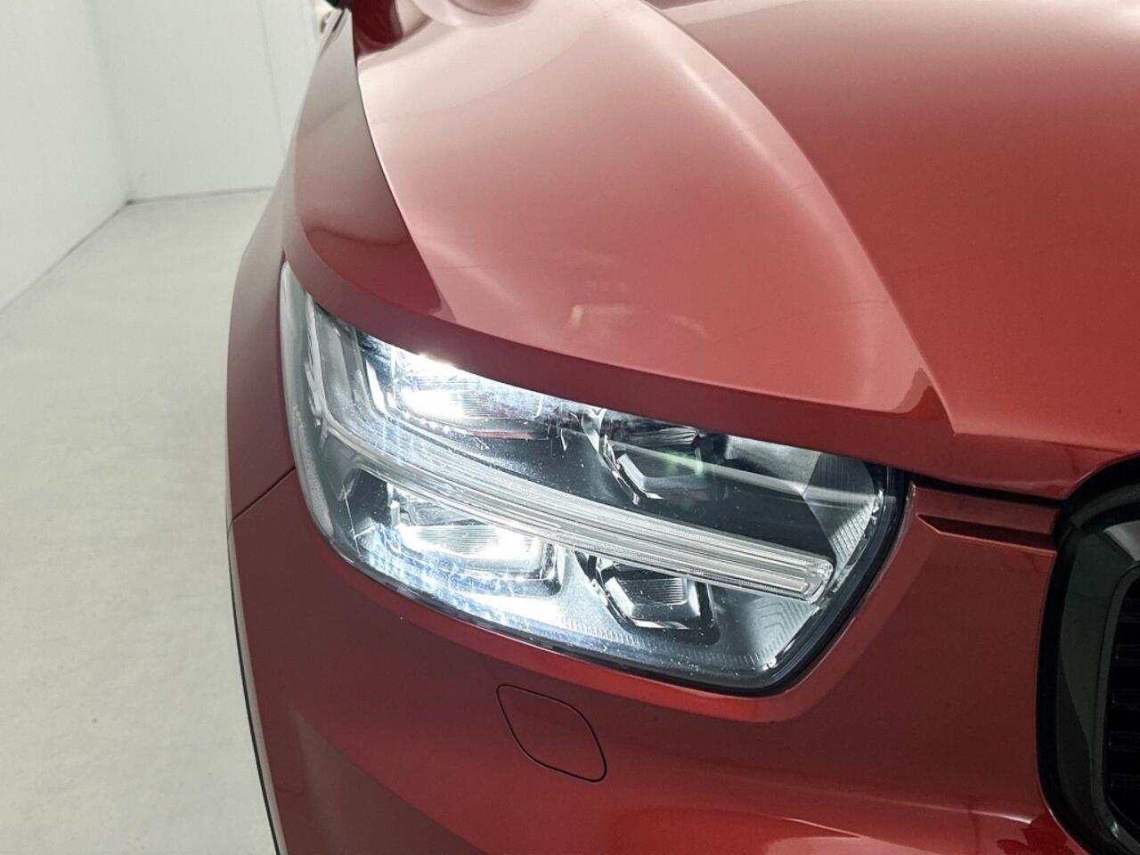 Volvo XC40 2.0 T5 AWD R-Design | Trekhaak | Panoramadak | 360º Camera |