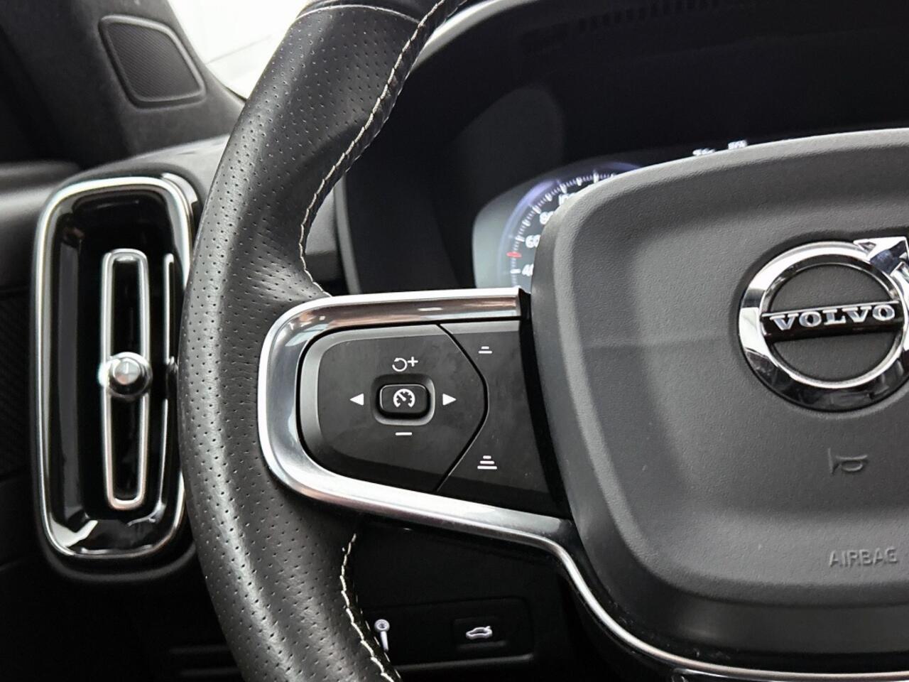 Volvo XC40 2.0 T5 AWD R-Design | Trekhaak | Panoramadak | 360º Camera |