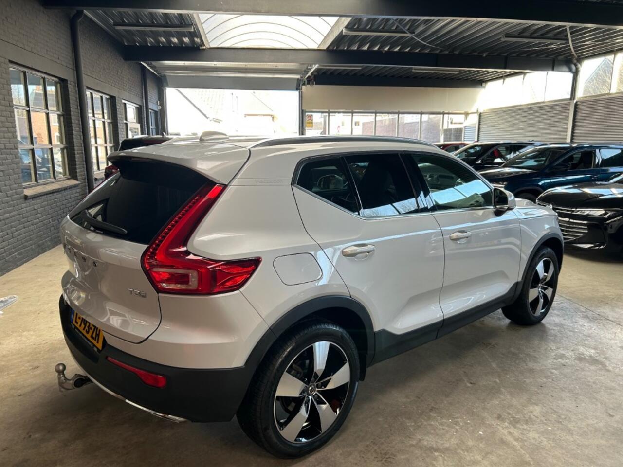 Volvo XC40 1.5 T3 INSCRIPTION / Leder / Trekhaak / Camera / 19inch