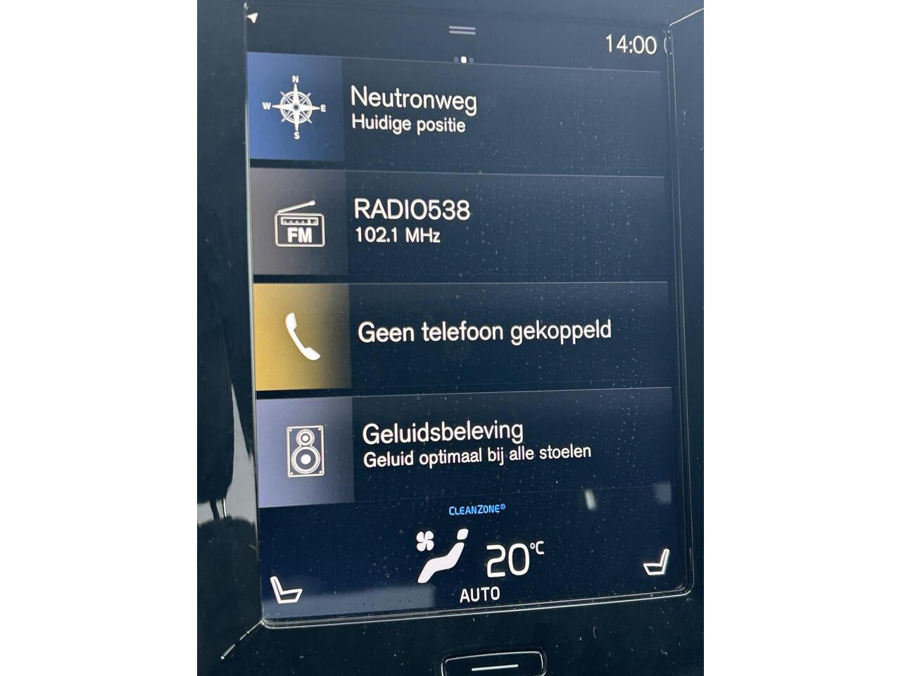 Volvo XC40 1.5 T3 Momentum Navigatie / parkeerassist V+A / parkeer camera achter / Trekhaak / stoelverwarming / extra getint glas