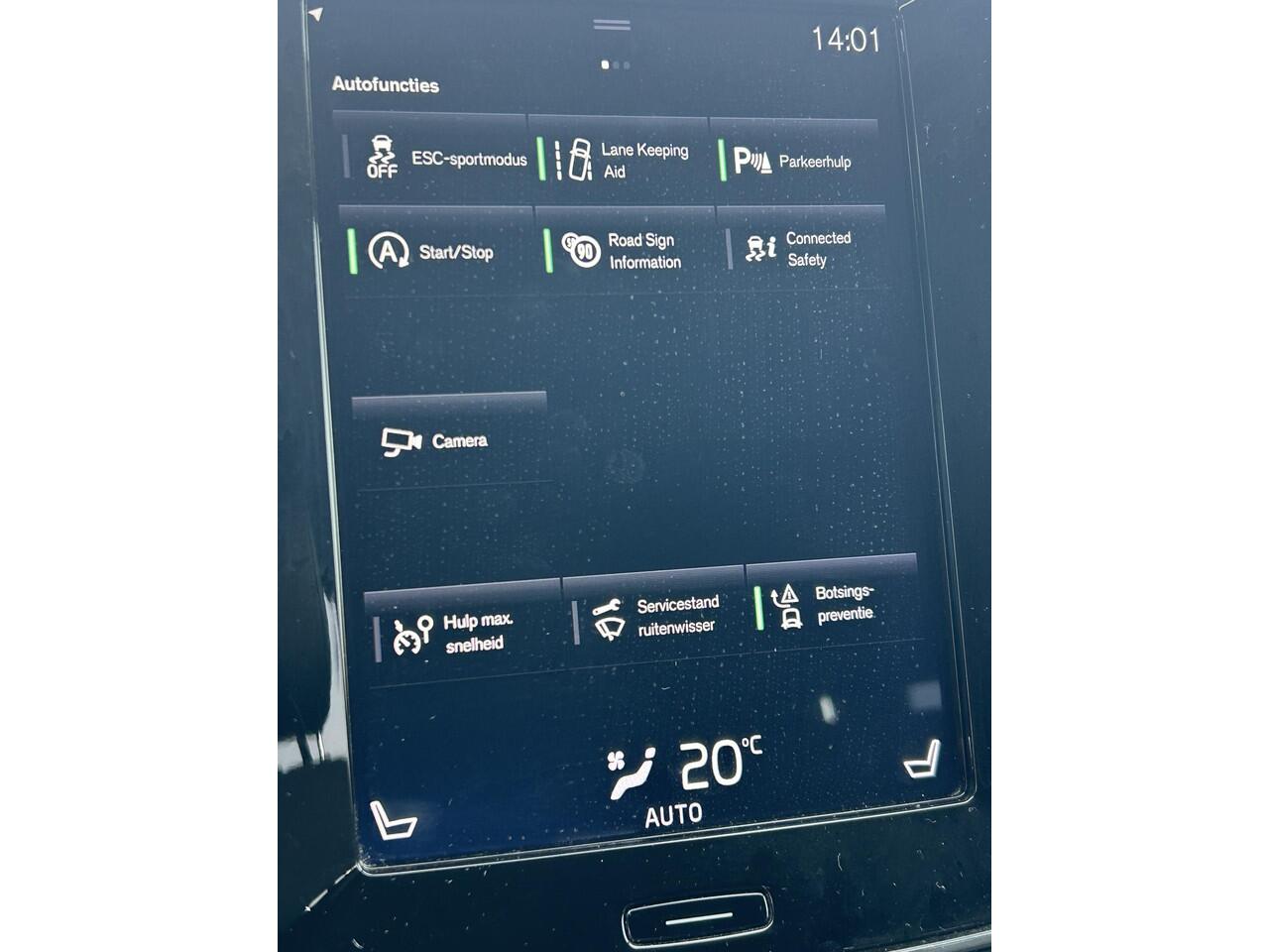 Volvo XC40 1.5 T3 Momentum Navigatie / parkeerassist V+A / parkeer camera achter / Trekhaak / stoelverwarming / extra getint glas