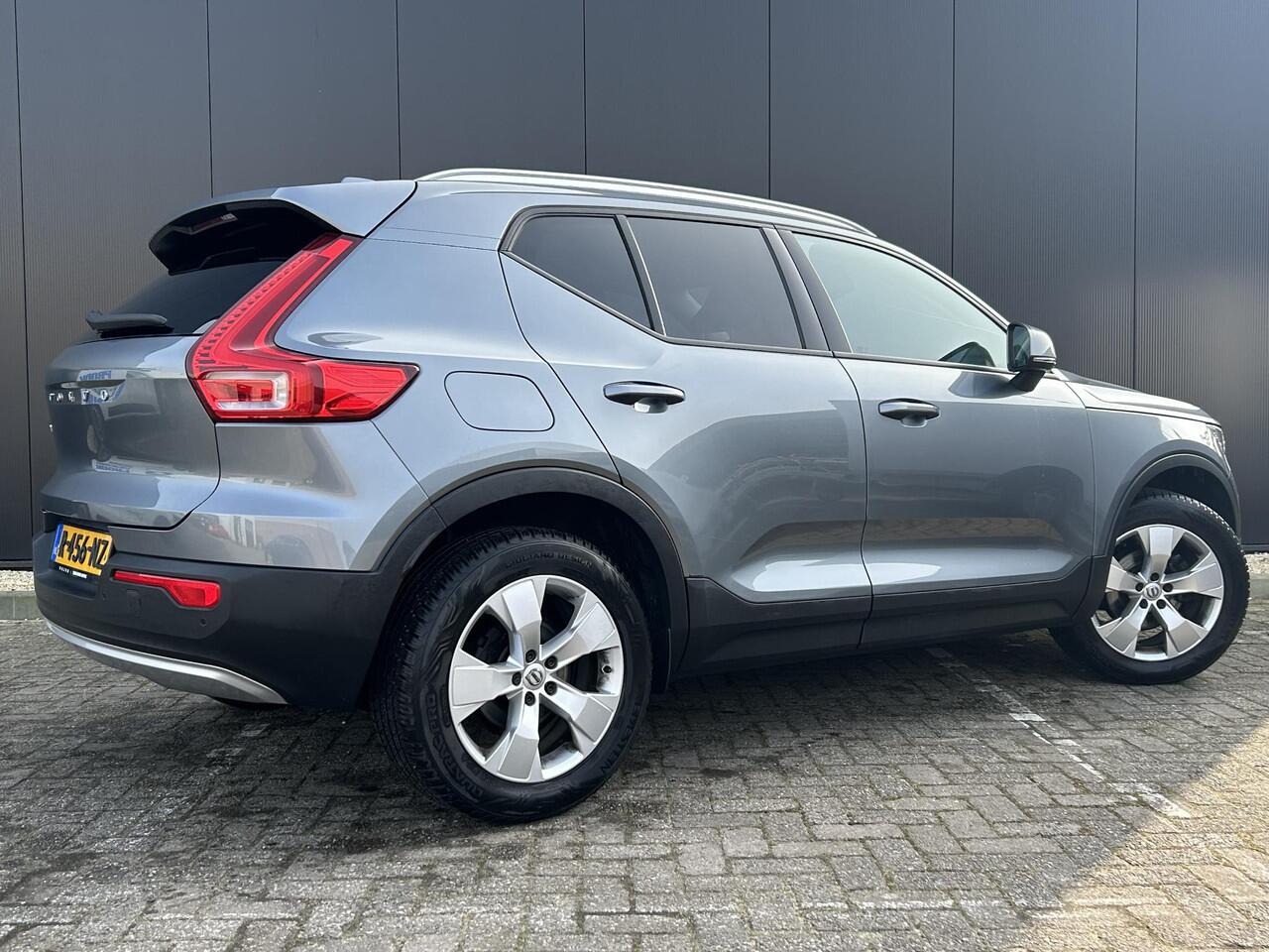 Volvo XC40 1.5 T3 Momentum Navigatie / parkeerassist V+A / parkeer camera achter / Trekhaak / stoelverwarming / extra getint glas