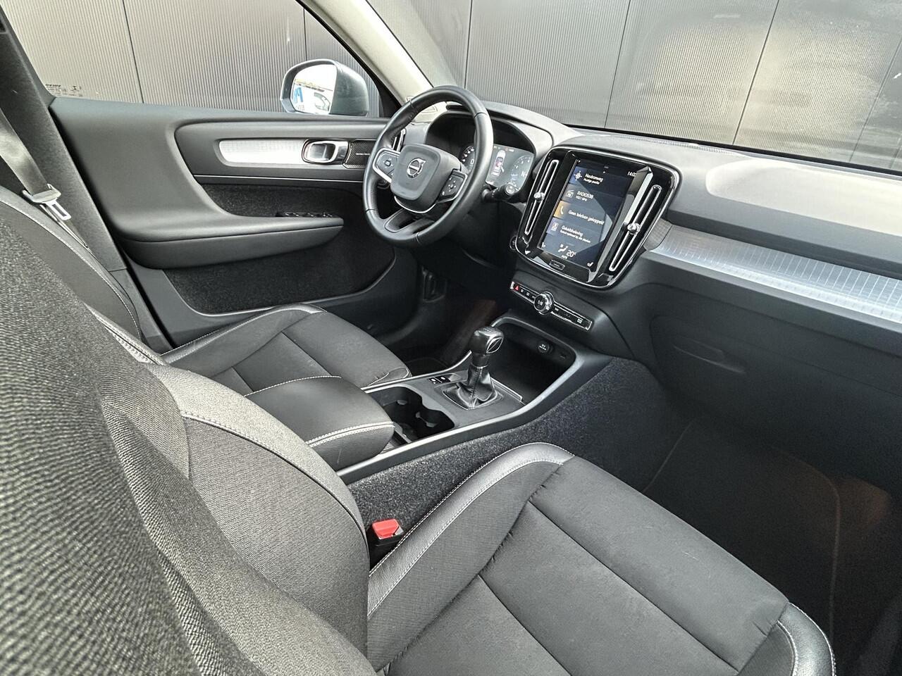 Volvo XC40 1.5 T3 Momentum Navigatie / parkeerassist V+A / parkeer camera achter / Trekhaak / stoelverwarming / extra getint glas