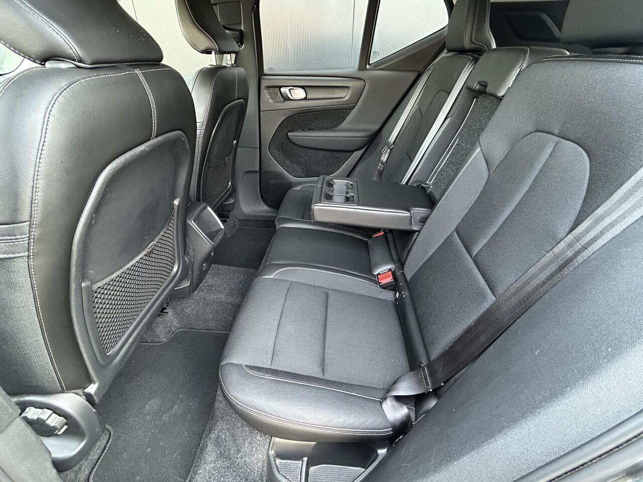 Volvo XC40 1.5 T3 Momentum Navigatie / parkeerassist V+A / parkeer camera achter / Trekhaak / stoelverwarming / extra getint glas