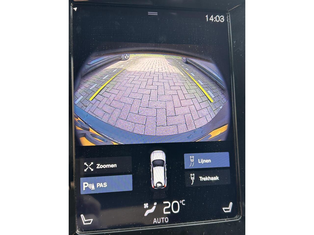 Volvo XC40 1.5 T3 Momentum Navigatie / parkeerassist V+A / parkeer camera achter / Trekhaak / stoelverwarming / extra getint glas