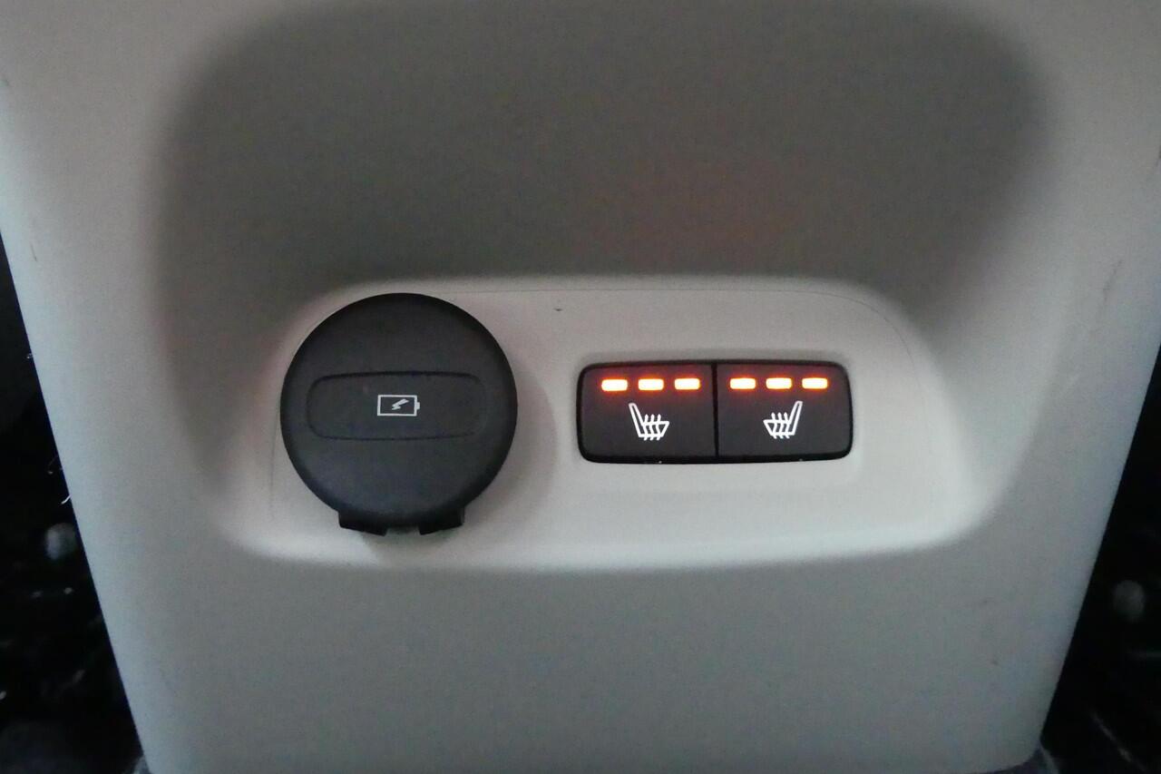 Volvo XC40 2.0 T4 AWD Inscription | Trekhaak | Harman Kardon Audio | Four-C adaptief onderstel | Panoramadak | Elektrisch Verstelbare Voorstoelen | Achteruitrijcamera | Keyless Entry | Elektrische Achterklep | LED Koplampen Adaptief | Navigatie | BLIS | Cruise Contr