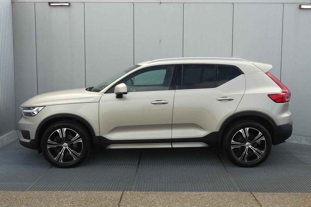 Volvo XC40 2.0 T4 AWD Inscription | Trekhaak | Harman Kardon Audio | Four-C adaptief onderstel | Panoramadak | Elektrisch Verstelbare Voorstoelen | Achteruitrijcamera | Keyless Entry | Elektrische Achterklep | LED Koplampen Adaptief | Navigatie | BLIS | Cruise Contr