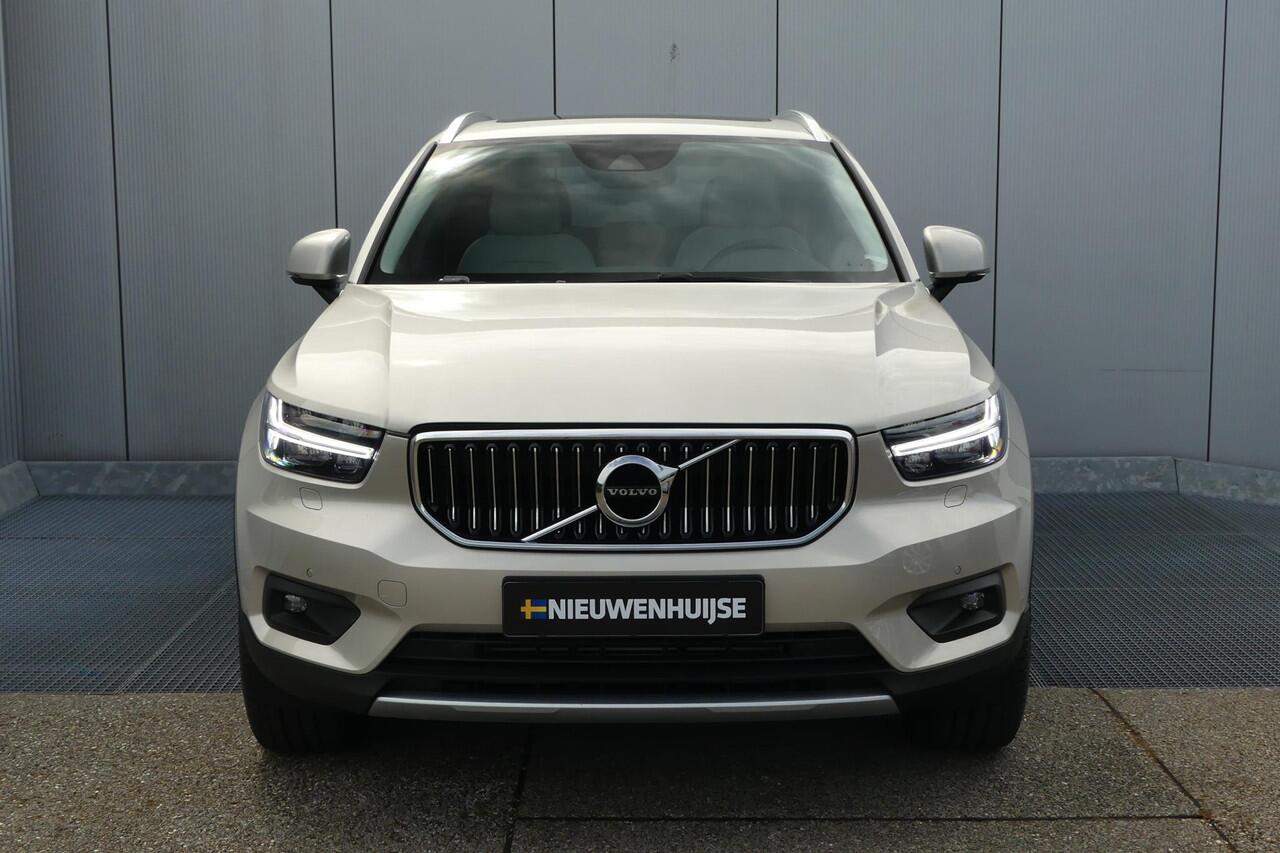 Volvo XC40 2.0 T4 AWD Inscription | Trekhaak | Harman Kardon Audio | Four-C adaptief onderstel | Panoramadak | Elektrisch Verstelbare Voorstoelen | Achteruitrijcamera | Keyless Entry | Elektrische Achterklep | LED Koplampen Adaptief | Navigatie | BLIS | Cruise Contr