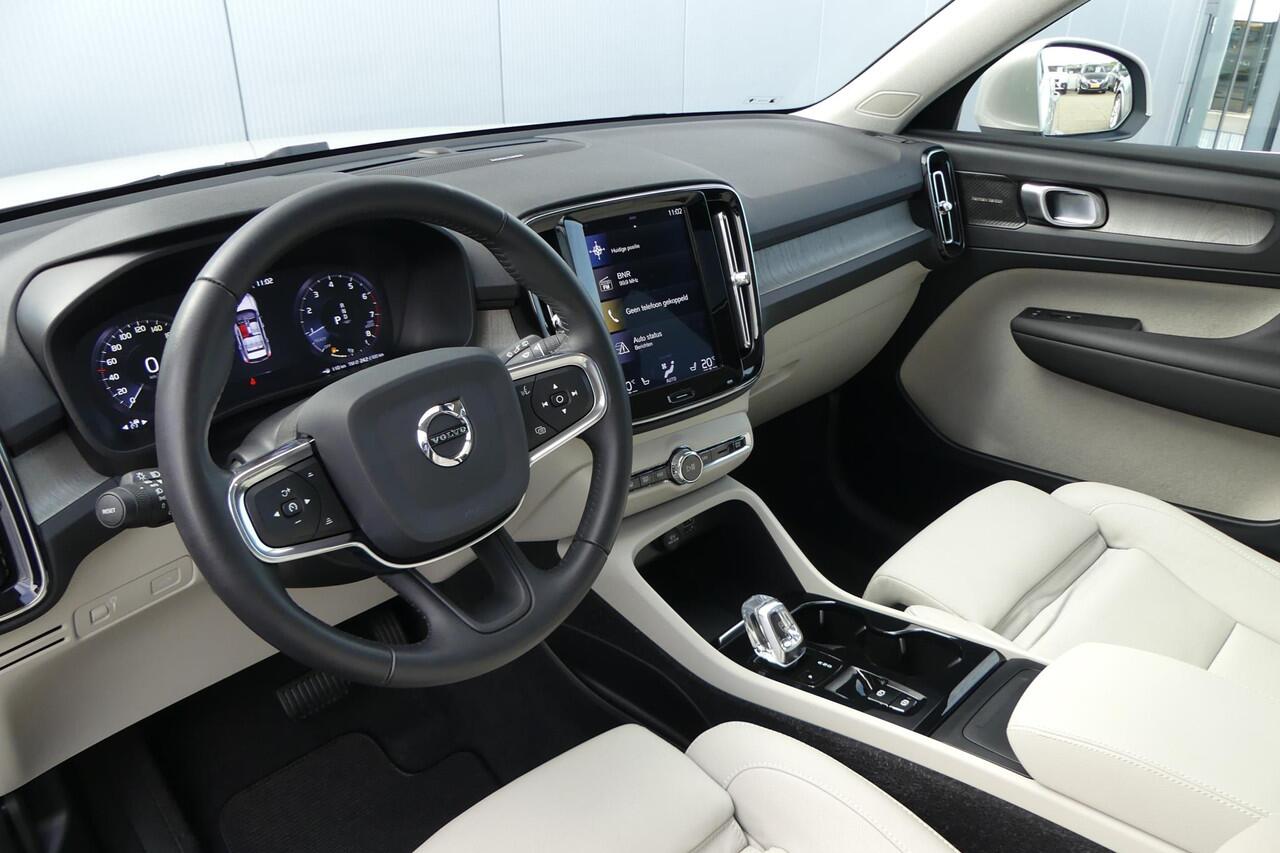 Volvo XC40 2.0 T4 AWD Inscription | Trekhaak | Harman Kardon Audio | Four-C adaptief onderstel | Panoramadak | Elektrisch Verstelbare Voorstoelen | Achteruitrijcamera | Keyless Entry | Elektrische Achterklep | LED Koplampen Adaptief | Navigatie | BLIS | Cruise Contr