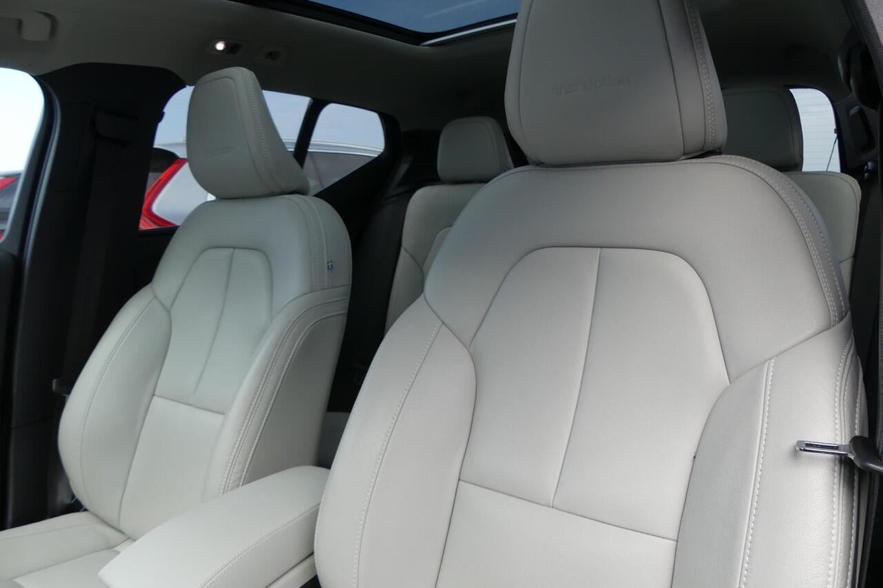 Volvo XC40 2.0 T4 AWD Inscription | Trekhaak | Harman Kardon Audio | Four-C adaptief onderstel | Panoramadak | Elektrisch Verstelbare Voorstoelen | Achteruitrijcamera | Keyless Entry | Elektrische Achterklep | LED Koplampen Adaptief | Navigatie | BLIS | Cruise Contr