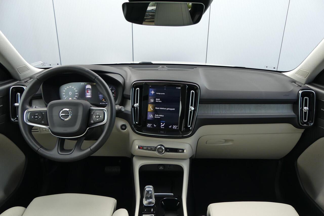 Volvo XC40 2.0 T4 AWD Inscription | Trekhaak | Harman Kardon Audio | Four-C adaptief onderstel | Panoramadak | Elektrisch Verstelbare Voorstoelen | Achteruitrijcamera | Keyless Entry | Elektrische Achterklep | LED Koplampen Adaptief | Navigatie | BLIS | Cruise Contr