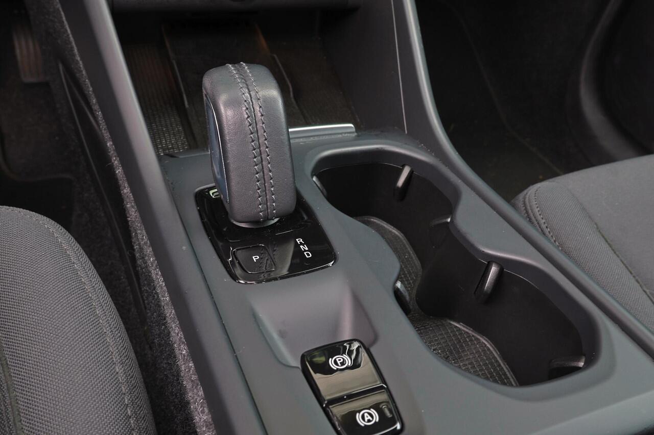 Volvo XC40 B4 Business Pro - IntelliSafe Assist - Harman/Kardon audio - Parkeercamera achter - Parkeersensoren voor & achter - Draadloze tel. lader - Cruise control - 18' LMV