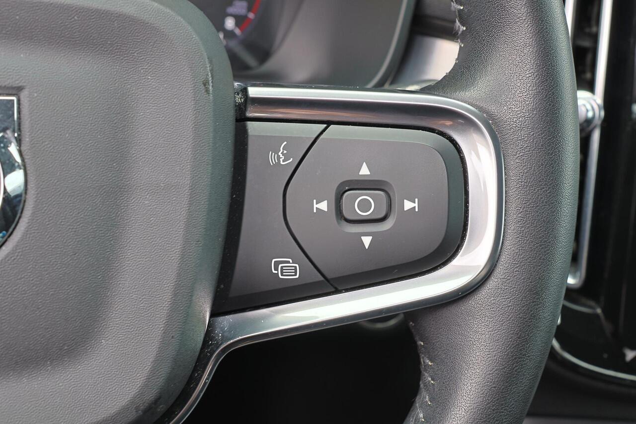 Volvo XC40 B4 Business Pro - IntelliSafe Assist - Harman/Kardon audio - Parkeercamera achter - Parkeersensoren voor & achter - Draadloze tel. lader - Cruise control - 18' LMV