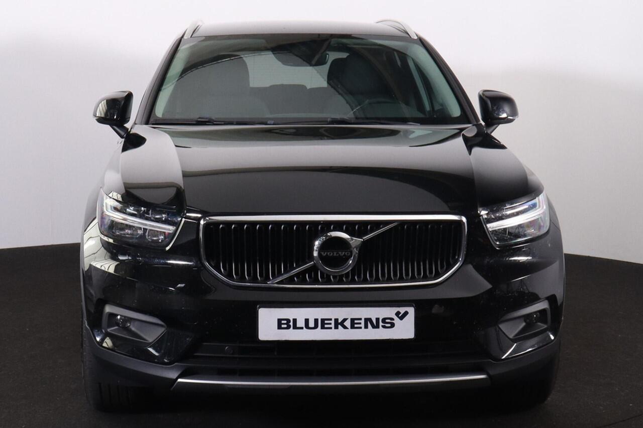 Volvo XC40 B4 Business Pro - IntelliSafe Assist - Harman/Kardon audio - Parkeercamera achter - Parkeersensoren voor & achter - Draadloze tel. lader - Cruise control - 18' LMV