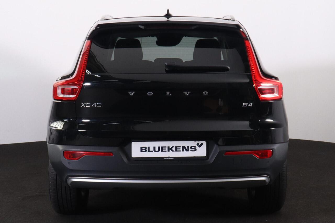 Volvo XC40 B4 Business Pro - IntelliSafe Assist - Harman/Kardon audio - Parkeercamera achter - Parkeersensoren voor & achter - Draadloze tel. lader - Cruise control - 18' LMV