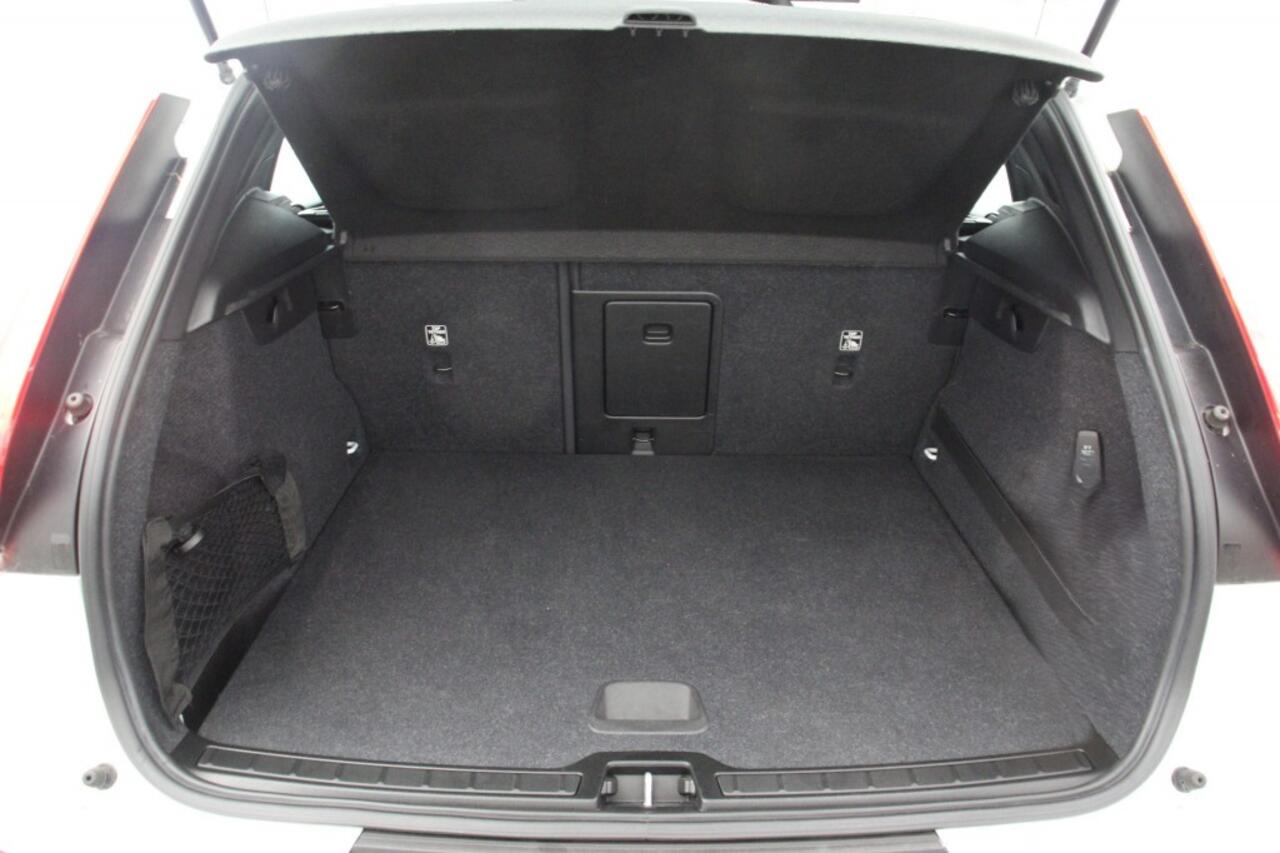 Volvo XC40 1.5 T2 Momentum - Carplay, Navi, Cruise