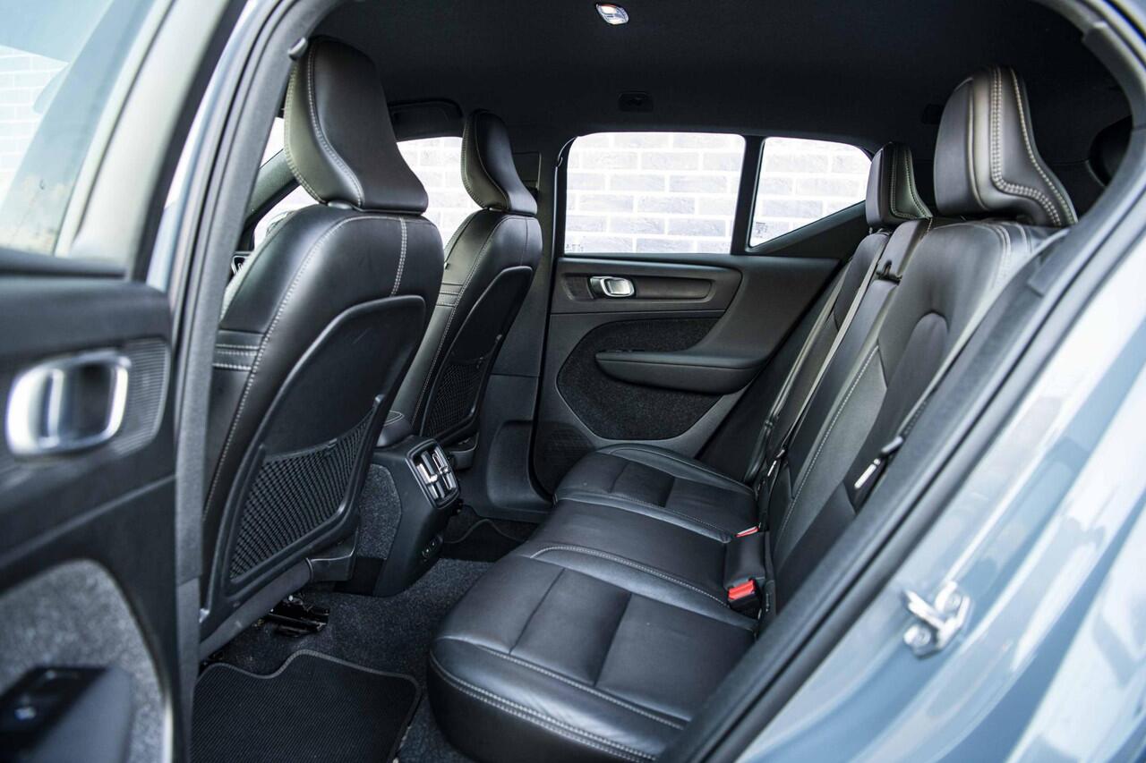 Volvo XC40 Recharge P8 AWD R-Design | Trekhaak | Leder | Harman Kardon | Climate Pro | Power Seats | Lighting Pack |