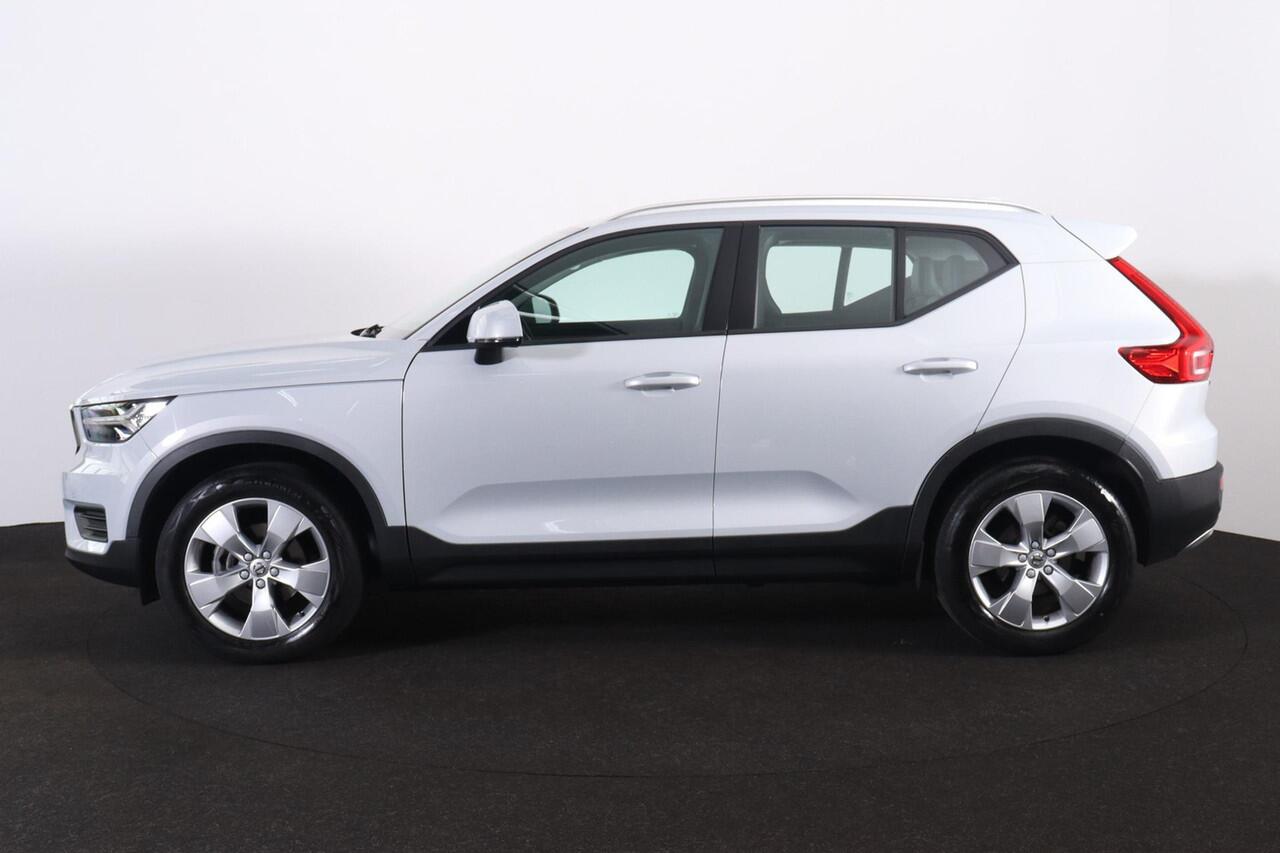 Volvo XC40 T3 Momentum Pro - Intellisafe Assist/Surround - Sensus Navi - LED-koplampen - Climate Control - Parkeercamera achter - Parkeersensoren v/a - Trekhaak semi elektrisch inklapbaar