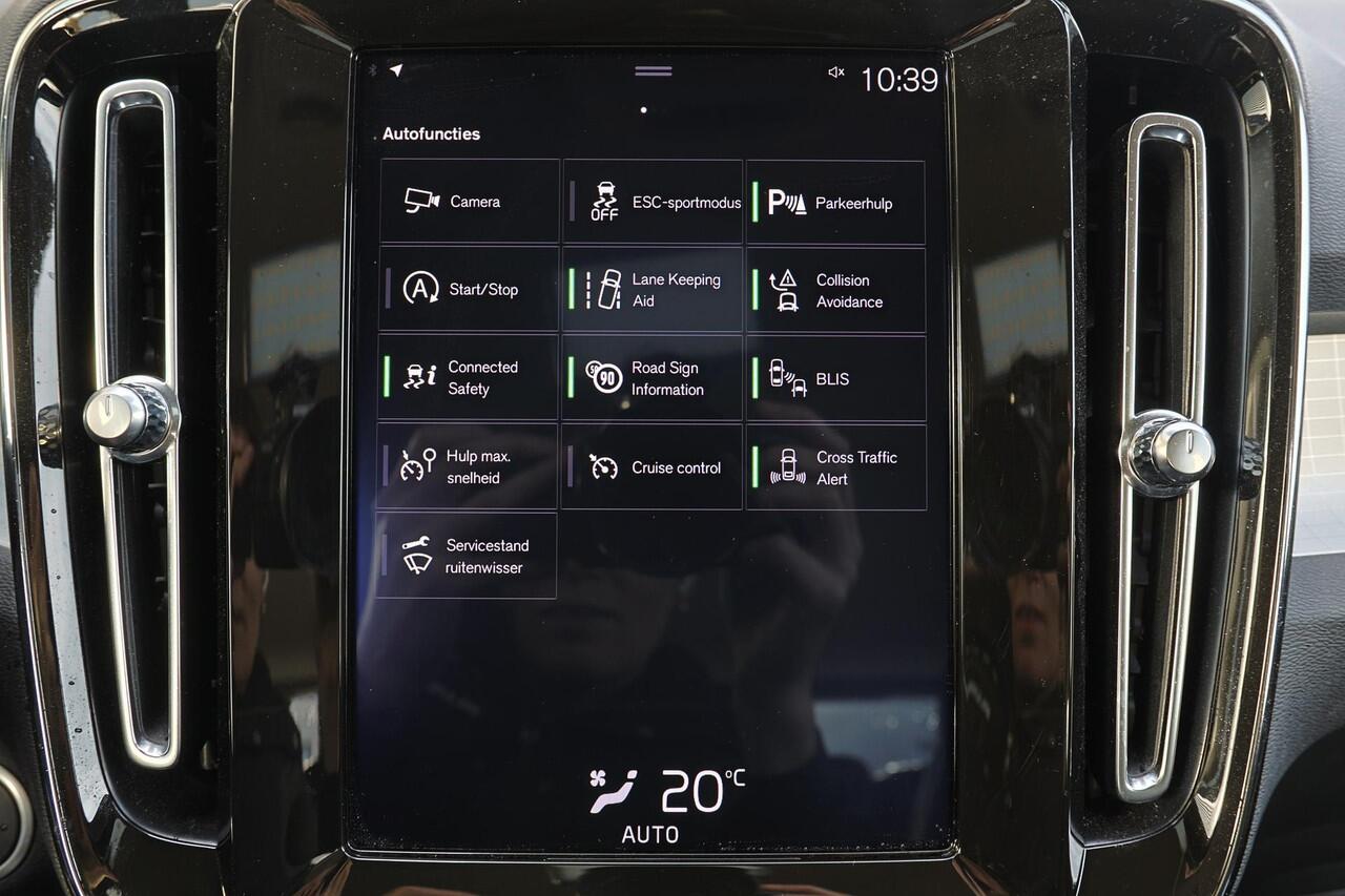 Volvo XC40 T3 Momentum Pro - Intellisafe Assist/Surround - Sensus Navi - LED-koplampen - Climate Control - Parkeercamera achter - Parkeersensoren v/a - Trekhaak semi elektrisch inklapbaar