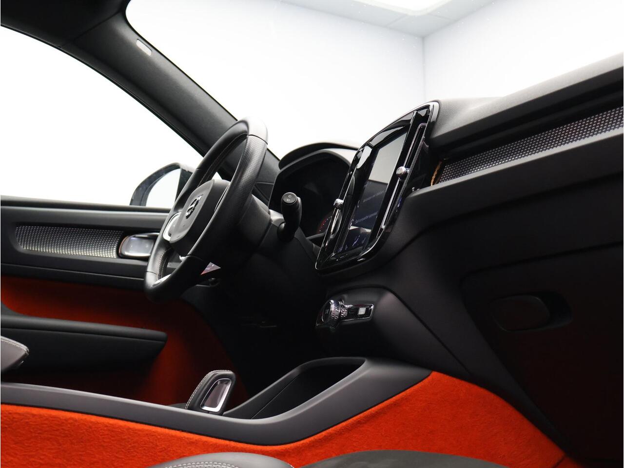 Volvo XC40 T3 Automaat R-Design / Trekhaak / Pan. dak / 360 camera/ Ext. styling / Privacy glass / CarPlay