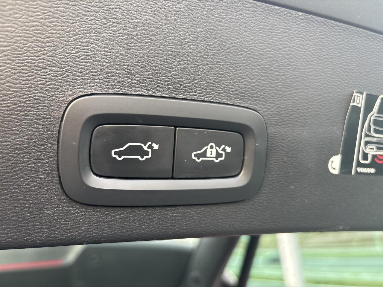 Volvo XC40 1.5 T3 Business Pro Automaat, Driver assist, BLIS, Adaptive cruise, Trekhaak semi elektrisch inklapbaar, Stoelverwarming, Stuurverwarming, Noodreservewiel, Parkeercamera achter