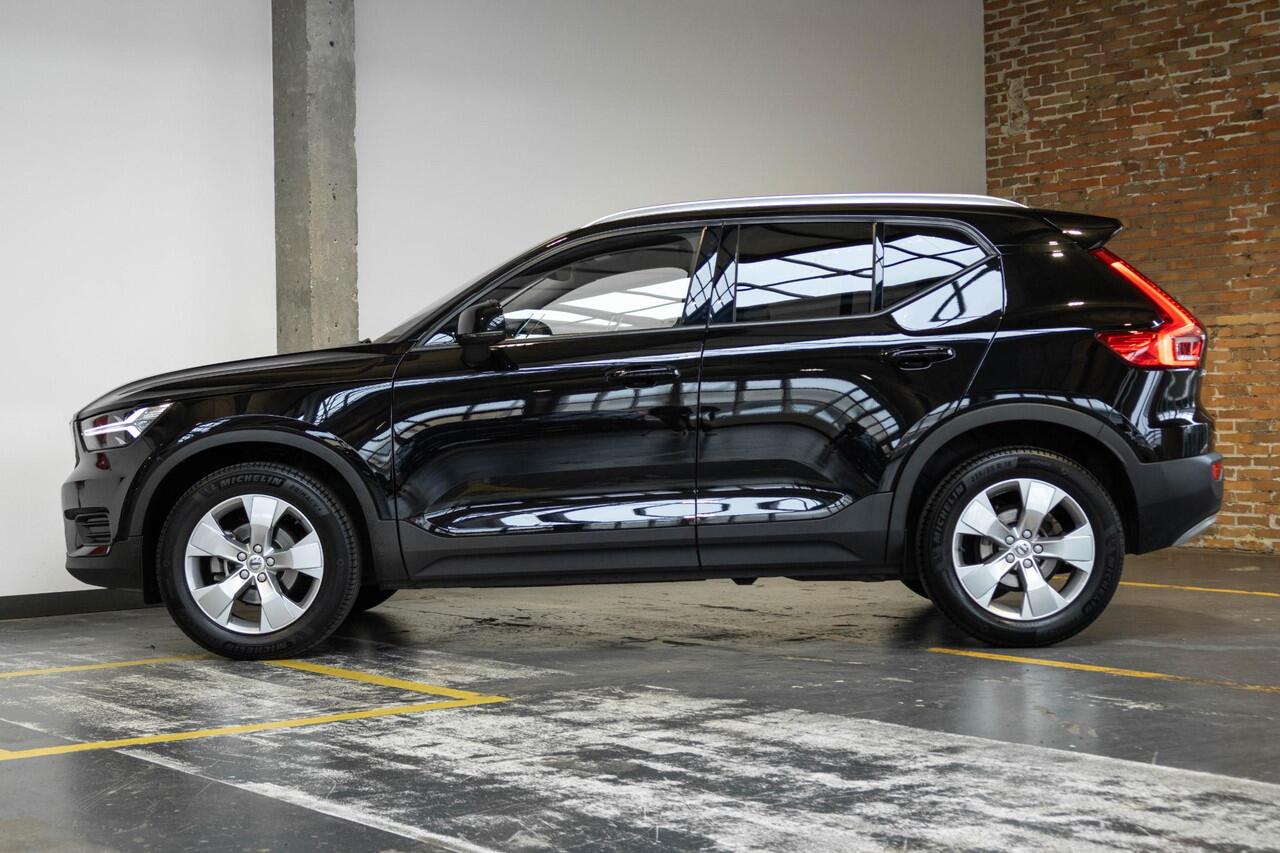 Volvo XC40 T2 Momentum | Blond Lederen Bekleding | Dealeronderhouden | High Performance Audio | Volvo on Call | Privacy Glass | Stoelverwarming |