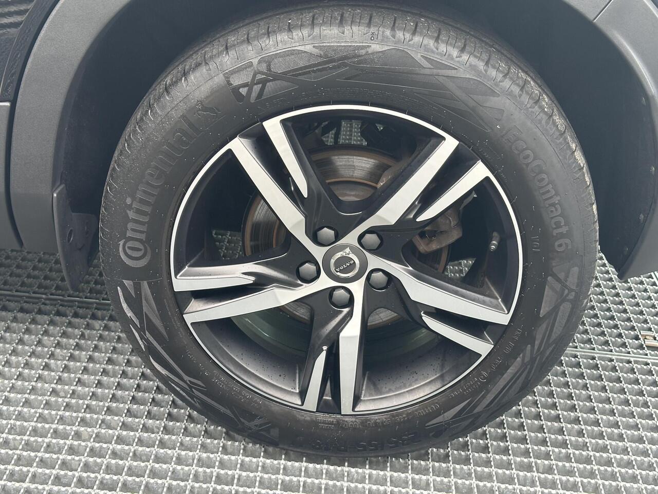 Volvo XC40 2.0 B4 R-Design / Stuur + stoelverwarming / Camera achter / BLIS / Pilot assist + ACC / Keyless /