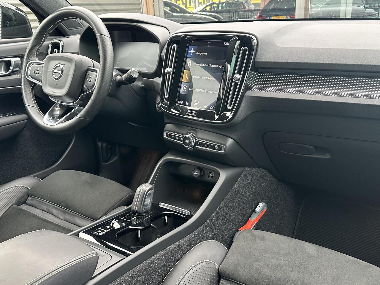 Volvo XC40 2.0 B4 R-Design / Stuur + stoelverwarming / Camera achter / BLIS / Pilot assist + ACC / Keyless /