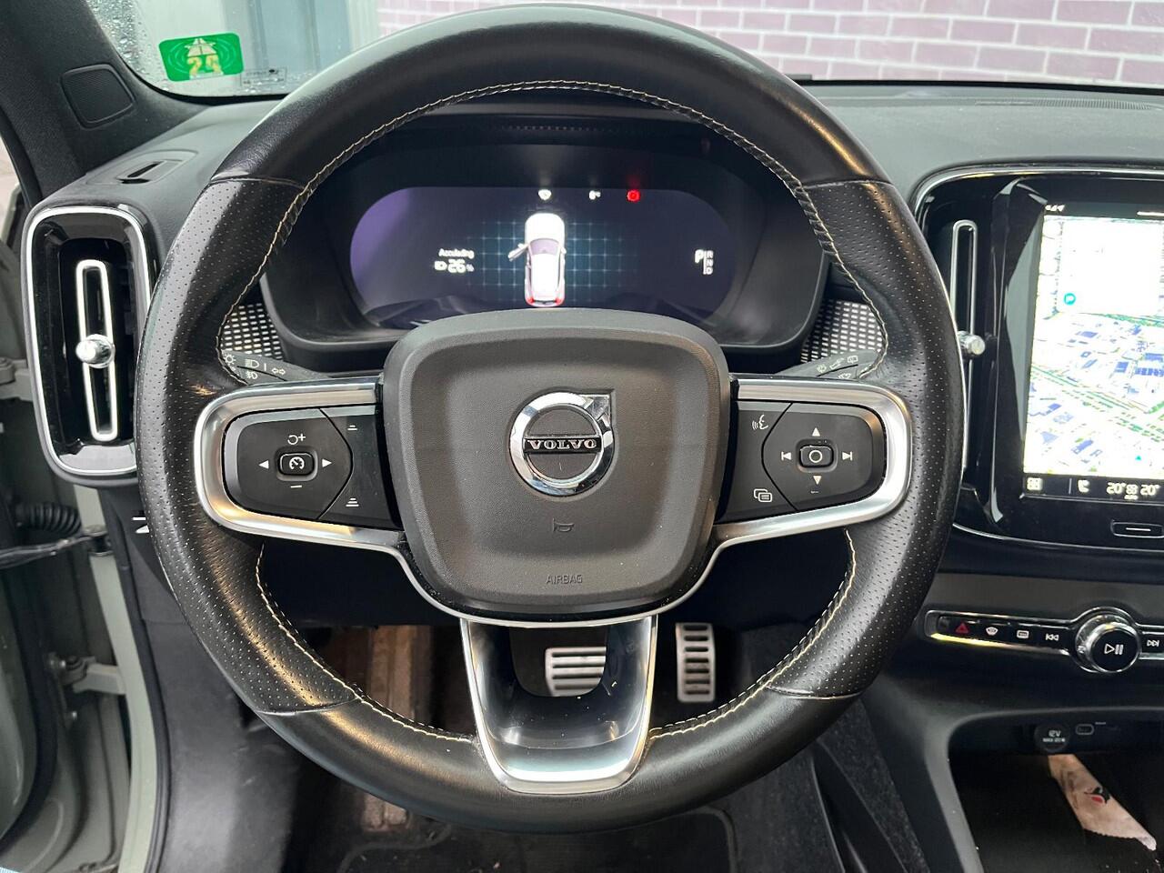 Volvo XC40 Recharge P8 AWD R-Design | Trekhaak | Elektrische stoelverstelling | Stoel-/Stuurverwarming | Dodehoekdetectie | Adaptive Cruis Control | Harman Kardon Audio | Warmtepomp | Parkeercamera | Lederen Bekleding |