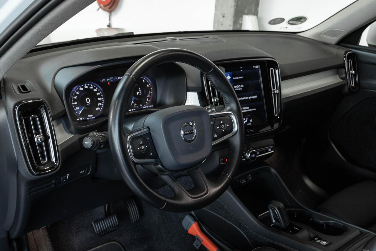 Volvo XC40 T4 Momentum Pro | 1ste Eigenaar | Dealeronderhouden | Semi Electrische Wegklapbare Trekhaak | 18'' Lichtmetalen Velgen | Parkeerverwarming | Parkeersensoren