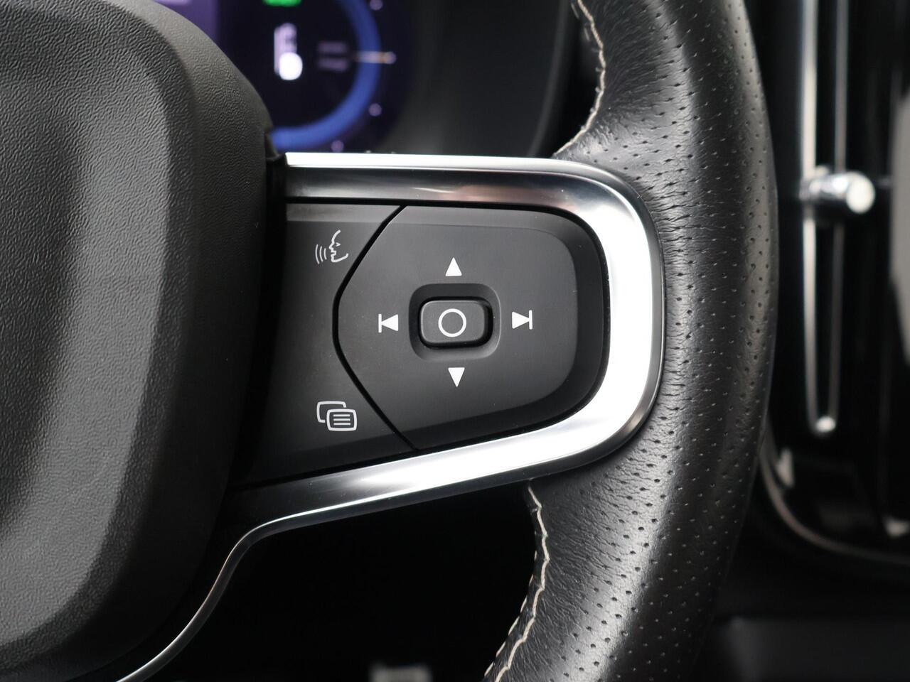 Volvo XC40 Recharge P8 AWD R-Design | 408 PK | SoH 91% | Panoramadak | Navigatiesysteem | LED verlichting | R-Design |