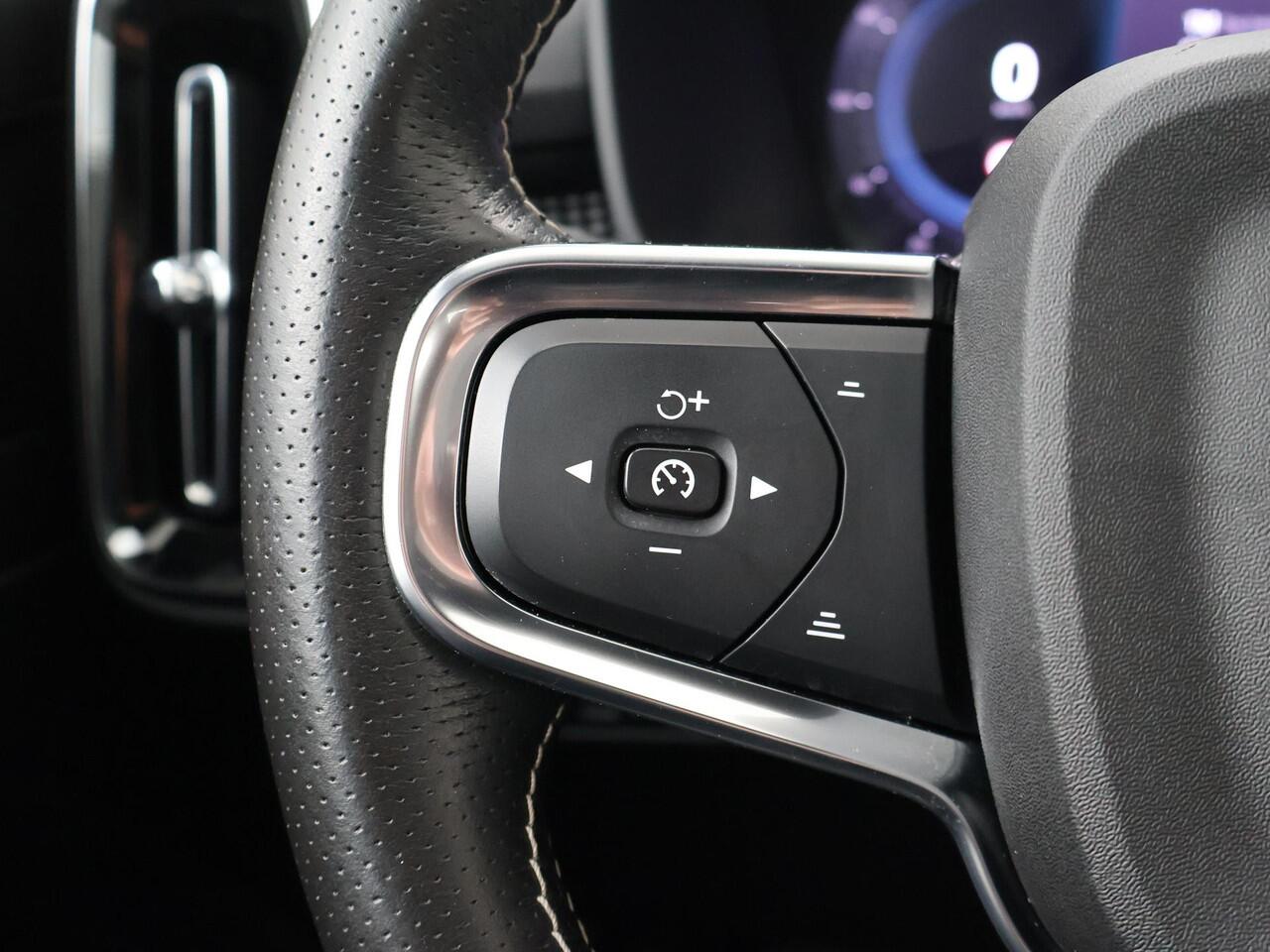 Volvo XC40 Recharge P8 AWD R-Design | 408 PK | SoH 91% | Panoramadak | Navigatiesysteem | LED verlichting | R-Design |