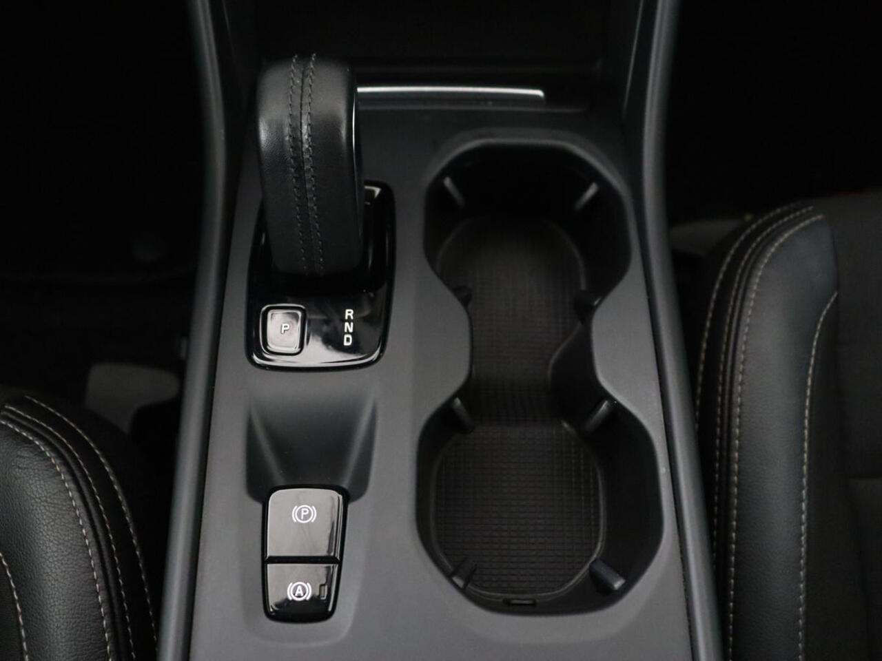 Volvo XC40 1.5 T5 Recharge Business Pro | Panoramadak | Adaptive cruise | Camera | Carplay | Half leder | Navigatie | Full LED | PHEV | Plug In