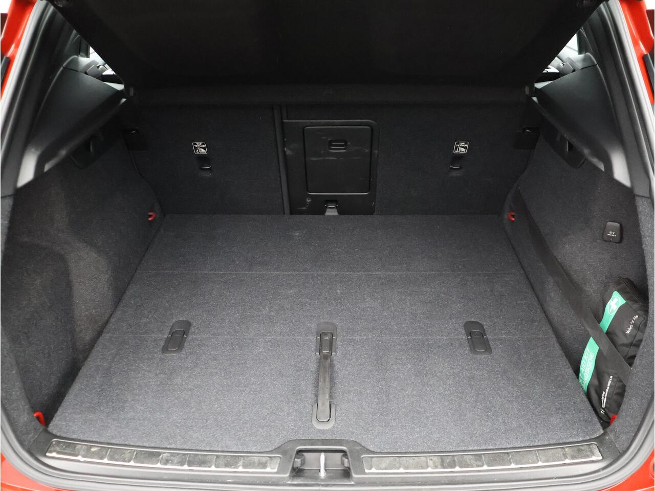 Volvo XC40 2.0 B4 R-Design / Pan. dak / Harman Kardon / Elektr. bed. stoelen / 360 camera / Standkachel / Stoel+stuur+achterbankverwarming / Full LED